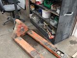une photo d'un chariot élévateur dans un garage, à côté d'un établi