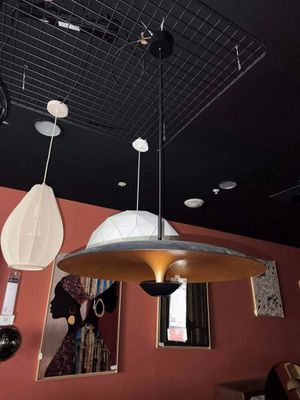 de nombreuses lampes suspendues au plafond d'un restaurant