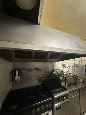 une cuisine équipée d'une cuisinière, d'un four et d'un évier