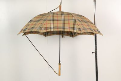 un parapluie accroché à un mât