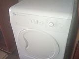 un lave-linge et un sèche-linge blancs dans une petite pièce