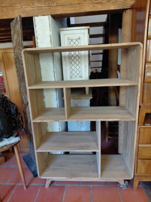 Bibliothèque en bois H. 160 cm ; L.