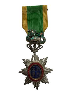 gros plan d'une médaille sur fond blanc