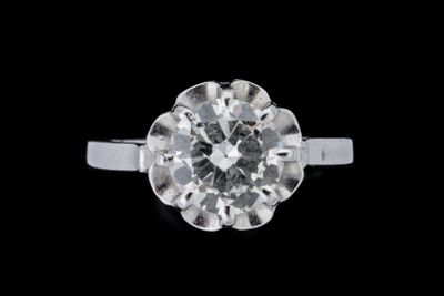 gros plan d'une bague en diamant sur fond noir