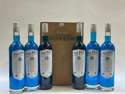 quatre bouteilles de « Blue Blend » sont posées devant une caisse en bois