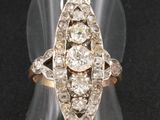 gros plan d'une bague en diamant sur une surface noire