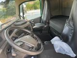 une camionnette équipée d'un volant et d'un siège à l'arrière