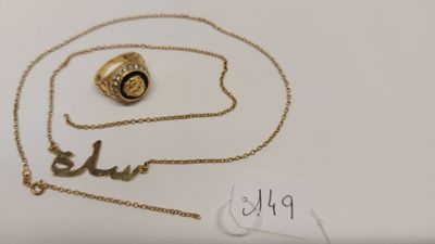 gros plan d'un collier et d'une bague sur une table