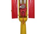 une borne d'incendie jaune et rouge avec une porte rouge