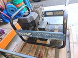 un petit moteur posé sur une palette