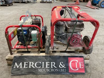 deux générateurs posés sur une palette dans un entrepôt