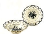 une paire d'assiettes noires et blanches ornées de fleurs sur fond blanc