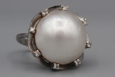 Bague en or ornée d’une perle Mabé dans un entourage de bril…