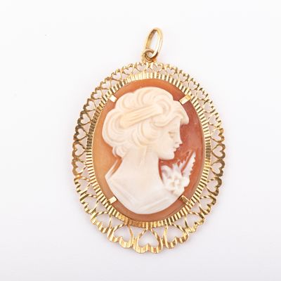 Pendentif à décor d'un profil de jeune femme, gravé en camée…