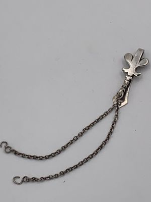 Petite chatelaine ou crochet à ciseaux en argent.