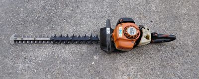 a chainsaw that is laying on the ground
