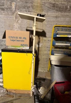 une armoire jaune surmontée d'une pancarte, dans une pièce