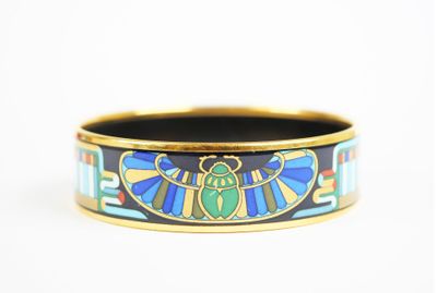 un gros plan d'une bague ornée d'un scarabée