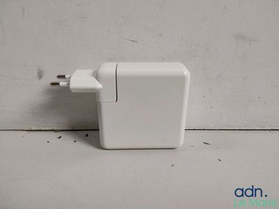 un adaptateur secteur Apple branché sur un chargeur mural