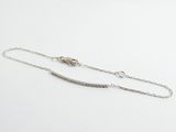 un gros plan d'un bracelet en argent muni d'une chaîne, sur fond blanc