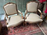paire de chaises anciennes de style français avec accoudoirs rembourrés