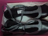 deux paires de chaussures noires dans une boîte rose
