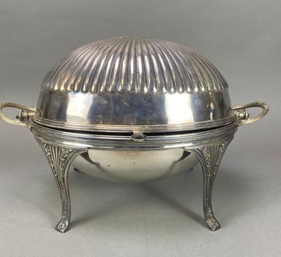 Chauffe-plat quadripode en métal argenté à décor gaudronné e…