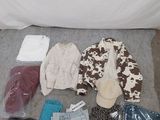 beaucoup de vêtements et d'autres objets éparpillés par terre
