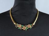 gros plan d'un collier sur un mannequin mannequin mannequin mannequin mannequin mannequin mannequin mannequin mannequin