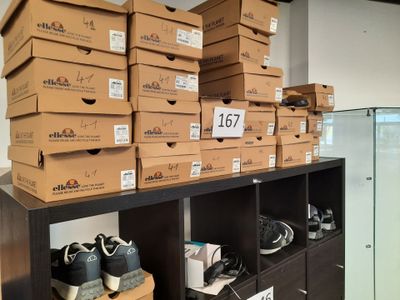 de nombreuses boîtes de chaussures posées sur une étagère dans une pièce