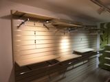 une pièce avec une étagère et quelques étagères à l'intérieur
