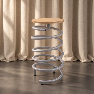 une image représentant un tabouret avec un assise en bois et un motif en spirale