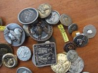 Un lot de boutons fantaisie, principalement en métal, à déco… (photo 2)