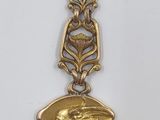un gros plan d'une médaille d'or sur laquelle figure un lion