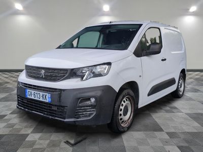 la camionnette blanche est garée sur le sol en damier d'une pièce
