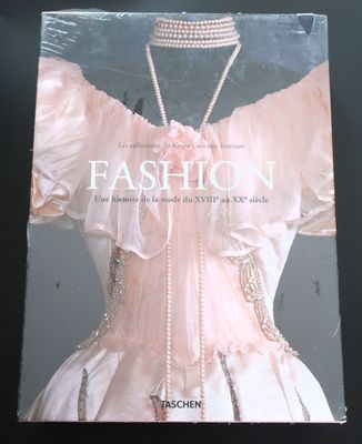 la couverture d'un livre représentant une robe sur un mannequin mannequin mannequin mannequin mannequin mannequin mannequin mannequin mannequin