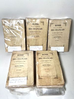 six cartons remplis de livres sont posés sur une surface blanche