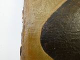 un gros plan sur un morceau de bois recouvert de peinture
