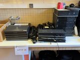 beaucoup d'appareils électroniques sur le comptoir du bureau