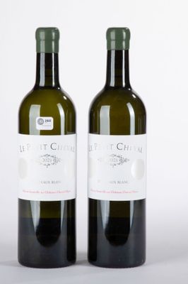 deux bouteilles de vin posées l'une à côté de l'autre sur une surface blanche