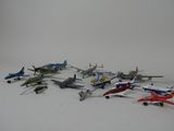 beaucoup de petits avions en jouet posés sur la table