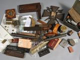 beaucoup d'objets anciens qui se trouvent sur la table