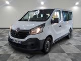 la photo d'une camionnette blanche garée dans un garage