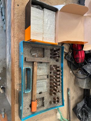 une boîte d'outils posée sur le sol à côté d'une boîte d'outils