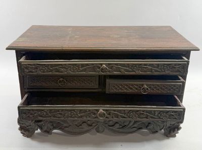 Petit meuble de maîtrise : commode ouvrant par 4 tiroirs sur…