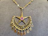 gros plan d'un collier sur un mannequin mannequin mannequin mannequin mannequin mannequin mannequin mannequin mannequin