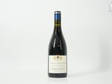 une bouteille de vin posée sur une table
