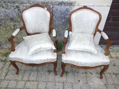 deux chaises assises l'une à côté de l'autre