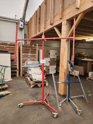 une photo d'un garage avec beaucoup de bois