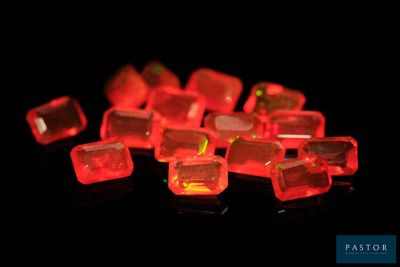 beaucoup de cubes en plastique rouges posés sur une surface noire